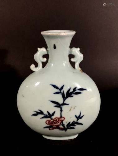 CHINE. VASE gourde en porcelaine à décor en bleu e…