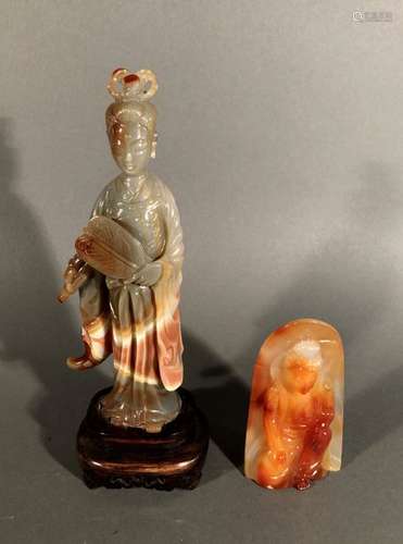 CHINE. Deux SUJETS en agate brune sculptée, l'un f…