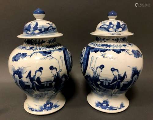 CHINE. Paire de POTICHES couvertes en porcelaine à…