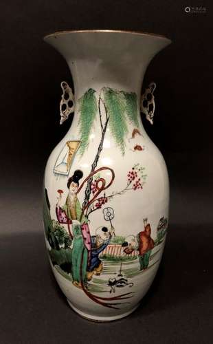 CHINE. VASE ovoïde en porcelaine à décor polychrom…