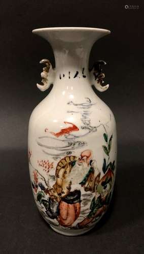 CHINE. Petit VASE ovoïde en porcelaine à décor pol…