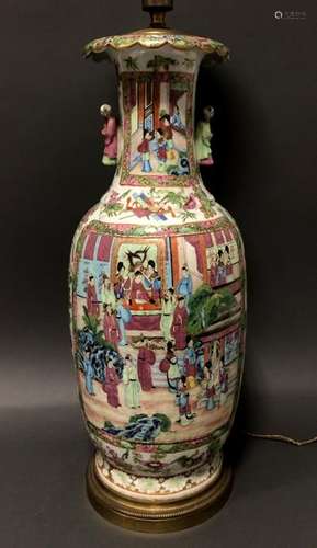 CHINE, Canton. VASE en porcelaine à décor polychro…