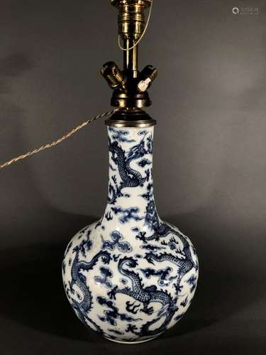 CHINE. VASE bouteille à décor bleu blanc du dragon…