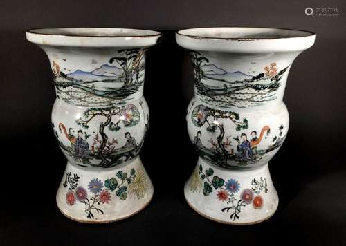 CHINE. Paire de VASES Gû en porcelaine à décor pol…