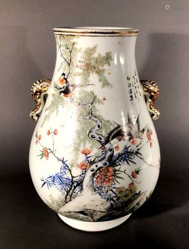 CHINE. VASE piriforme en porcelaine à décor polych…