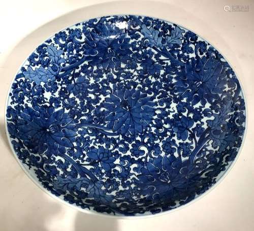 CHINE. Grand PLAT en porcelaine à décor bleu blanc…