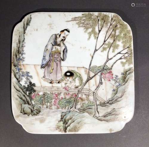 CHINE. CARREAU quadrilobé en porcelaine à décor po…