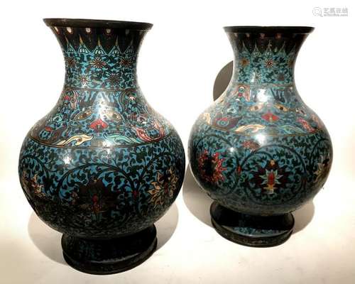 CHINE. Paire de VASES balustres en bronze et décor…