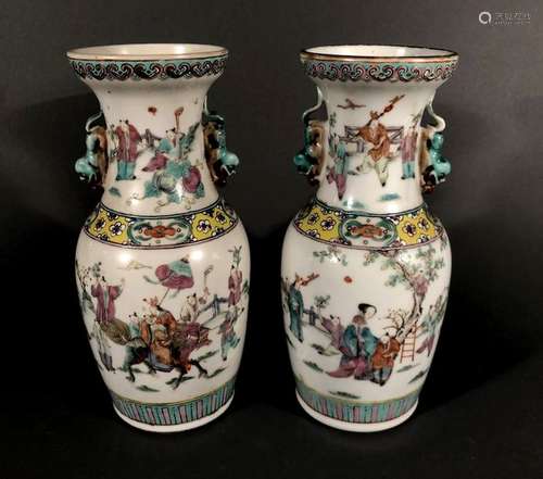 CHINE. Paire de VASES en porcelaine à décor polych…