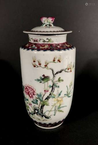 CHINE. VASE couvert en porcelaine à décor en émaux…