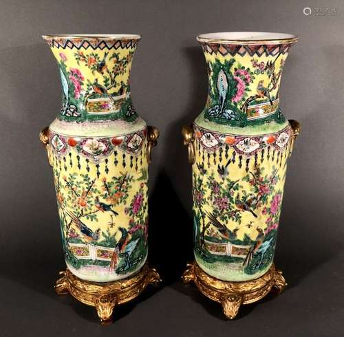 CHINE. Paire de VASES rouleau en porcelaine à déco…