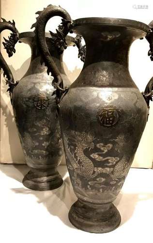 CHINE. Grande paire de VASES en étain et laiton do…