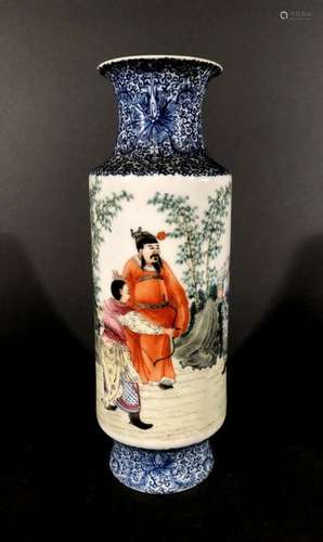 CHINE. Petit VASE rouleau en porcelaine polychrome…