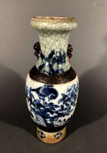 CHINE, Nankin. VASE en grès porcelaineuxà décor bl…