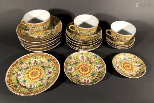 CHINE. Lot en porcelaine à décor polychrome de rin…