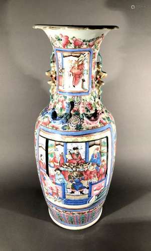 CHINE. VASE en porcelaine à décor polychrome de sc…