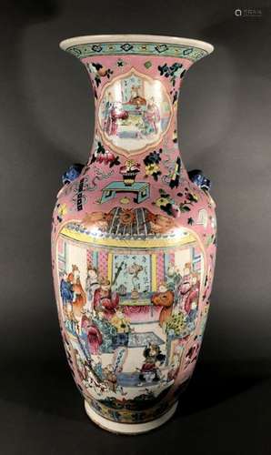 CHINE. VASE en porcelaine à décor d'une scène guer…