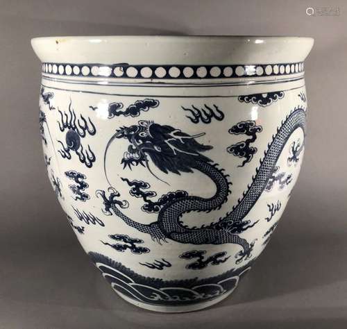 CHINE. CACHE POT en porcelaine à décor bleu blanc …