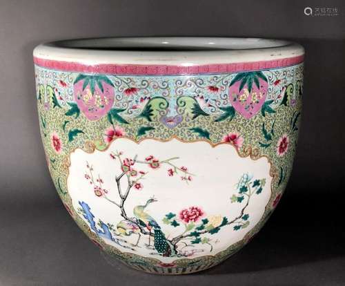 CHINE. Beau CACHE POT en porcelaine à décor polych…