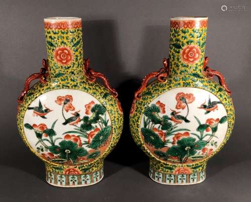 CHINE. Paire de VASES GOURDES en porcelaine à déco…