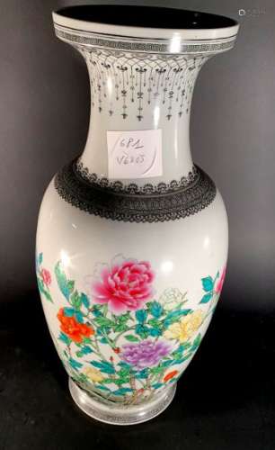 CHINE. VASE balustre en porcelaine à décor floral …