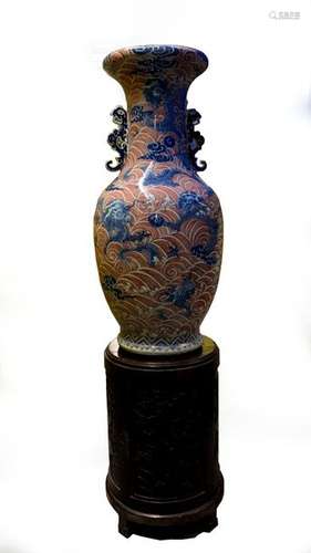 CHINE. Grand VASE balustre en porcelaine à décor e…