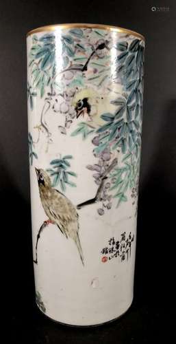 CHINE. VASE rouleau en porcelaine à décor polychro…