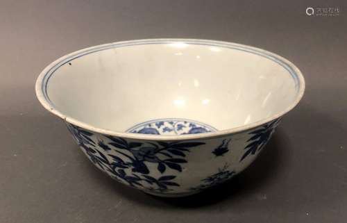 CHINE. Grand BOL en porcelaine à décor bleu blanc …