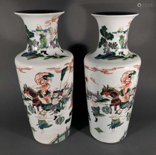 CHINE. Deux VASES d'un modèle approchant, à col év…