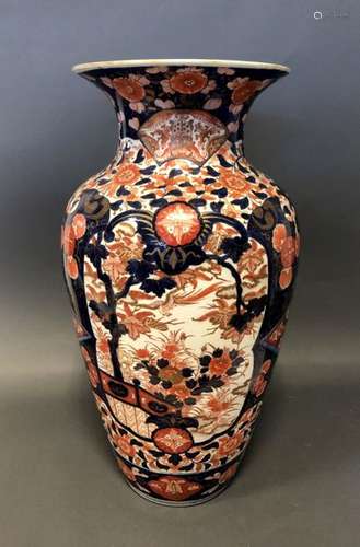 JAPON, Imari. Grand VASE à col resserré en porcela…