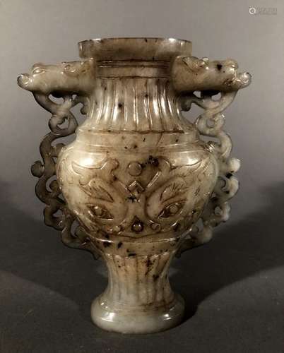 CHINE. VASE sur piédouche godronné en jade vert br…