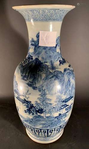 CHINE. VASE ovoïde en porcelaine à décor en camaïe…