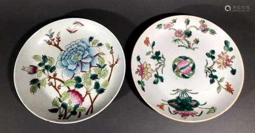 CHINE. Deux ASSIETTES en porcelaine à décor floral…