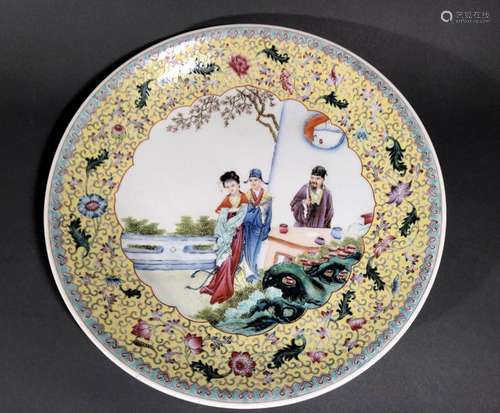 CHINE. PLAT circulaire en porcelaine à décor polyc…