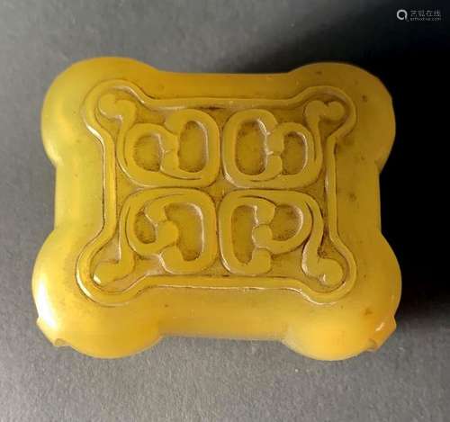 CHINE. BOÎTE en jade jaune sculpté et gravé. 6 x 4…