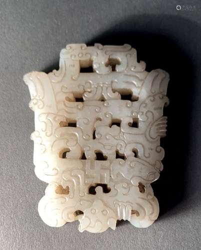 CHINE. PLAQUE en jade blanc nuancé, ajouré et grav…