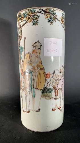 CHINE. VASE rouleau en porcelaine à décor d'un let…