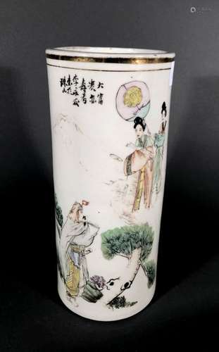 CHINE. VASE rouleau en porcelaine à décor d'une sc…