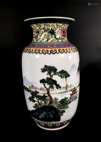 CHINE. VASE en porcelaine à décor polychrome d'un …