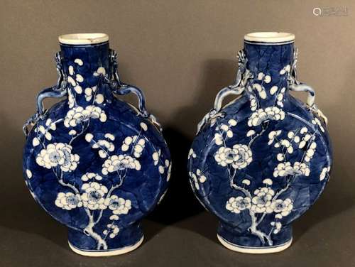 CHINE. Paire de VASES GOURDES en porcelaine à déco…