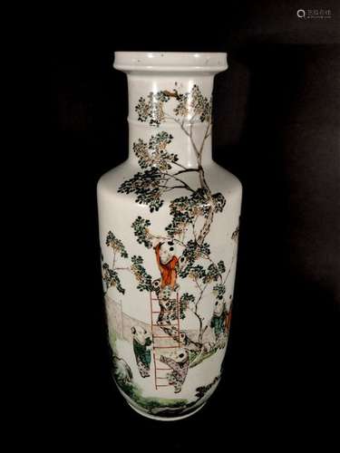 CHINE. VASE rouleau en porcelaine à décor polychro…