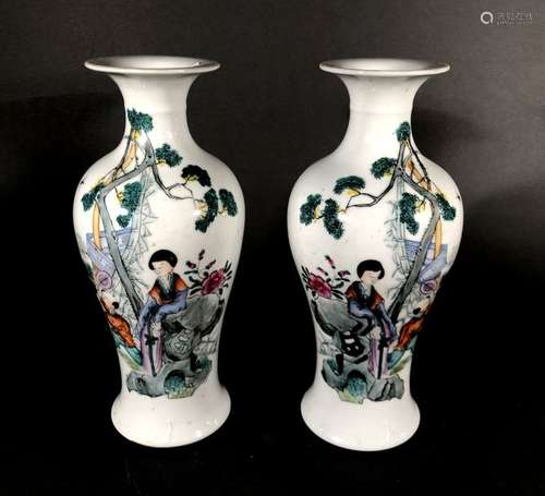 CHINE. Paire de VASES balustres en porcelaine à dé…