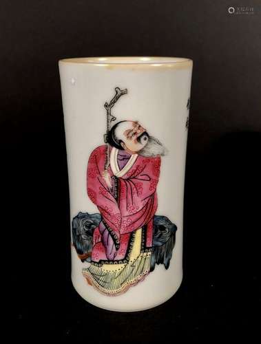 CHINE. VASE PORTE PINCEAU en porcelaine à décor po…