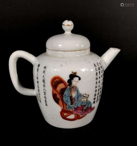 CHINE. Petite THÉIÈRE en porcelaie à décor polychr…