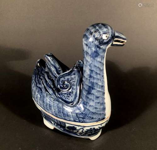 CHINE. BOÎTE zoomorphe en porcelaine à décor bleu …