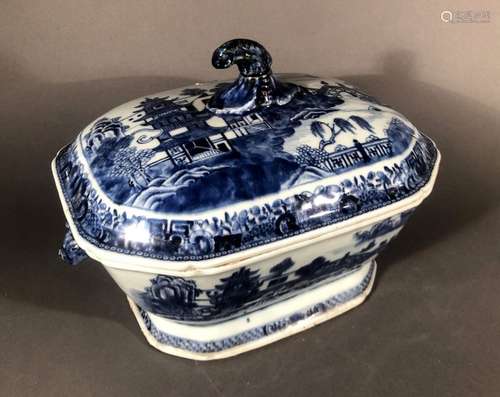 CHINE. SOUPIÈRE couverte en porcelaine à décor en …