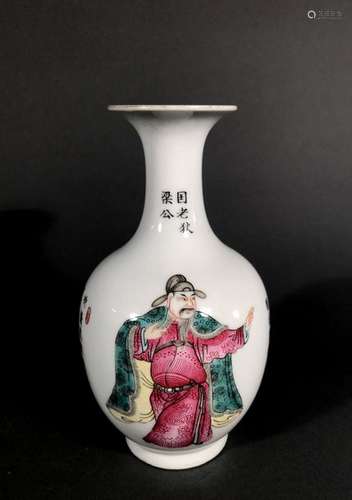 CHINE. Petit VASE balustre en porcelaine à décor p…