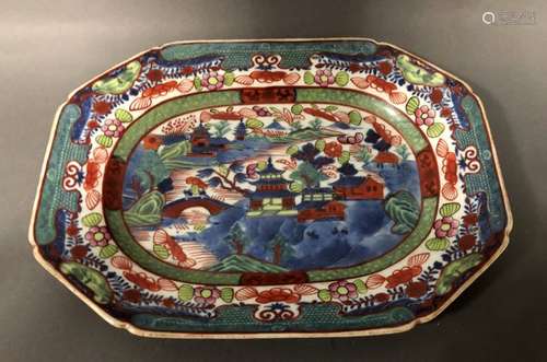 CHINE. PLAT octogonal en porcelaine à décor dans l…