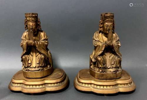CHINE. Deux DIGNITAIRES assis, bois sculpté et laq…