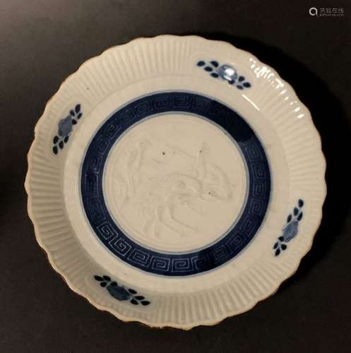 CHINE. ASSIETTE en porcelaine à décor Ming bleu bl…